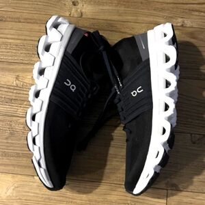 ON Cloud Cloudswift Womens Black sz 7 running shoes